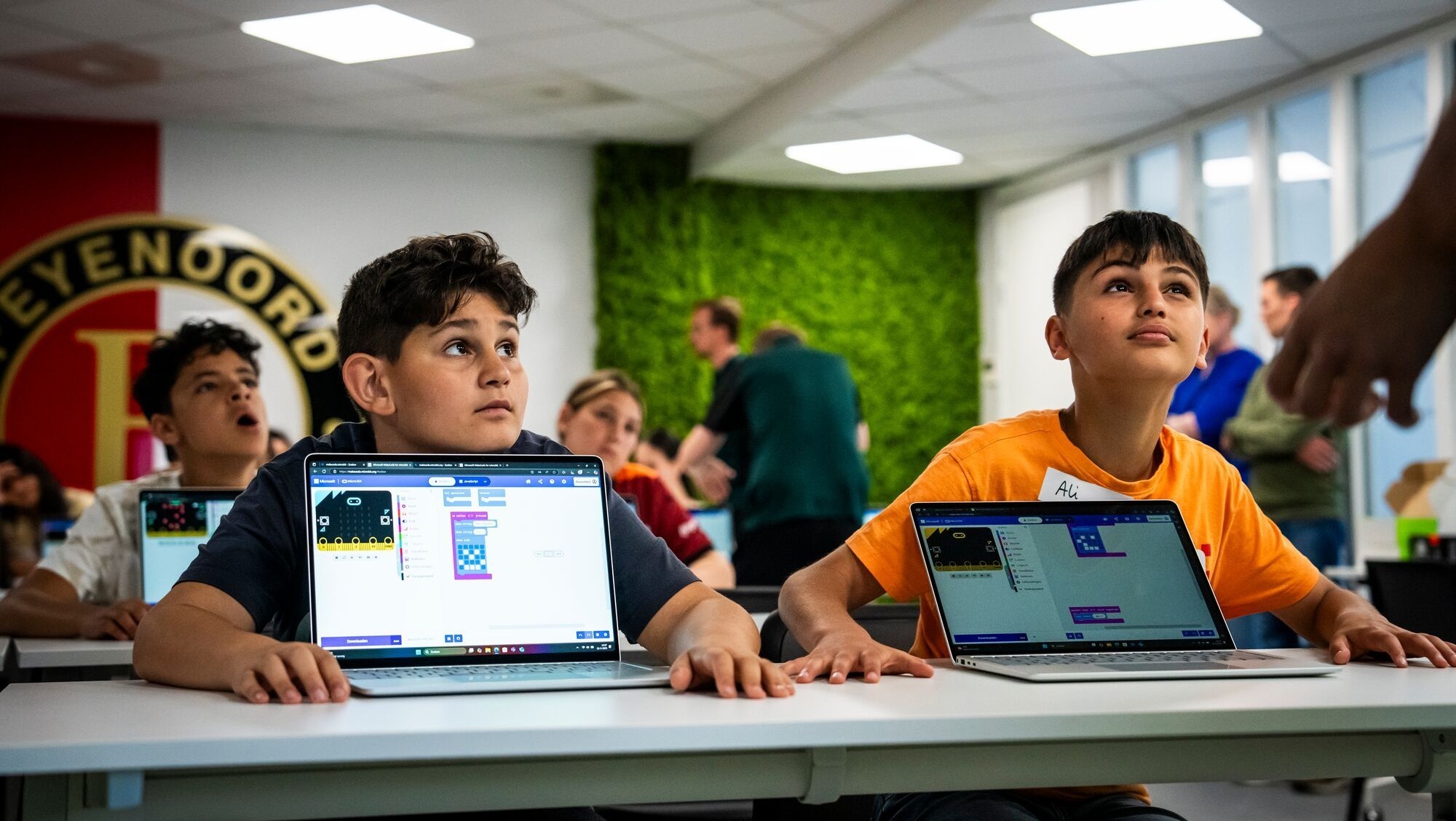 Een laptop met de MakeCode website en een micro:bit erop aangesloten